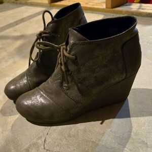 TOMS Women's Desert Boots In Metallic Tan Suede, US 8 (Wedge Lace Ankle Booties)